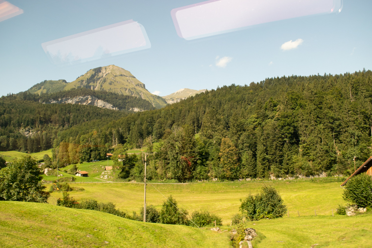 Suíça - Reflexo no vidro na viagem de trem de Lucerna para Interlaken 